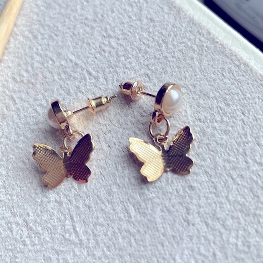 NEW Pearl stud + butterfly - Picture 3 of 3